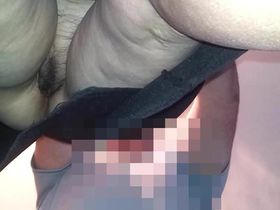 Мужик делает жене друга массаж и снимает под юбкой её небритую пилотку