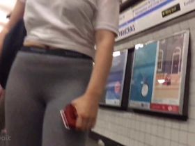 Парень любуется в метро на тинку в лосинах и снимает её круглую попку