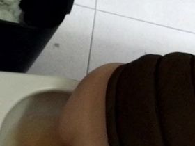 Парень в общественном туалете подглядывает за тёлкой на унитазе