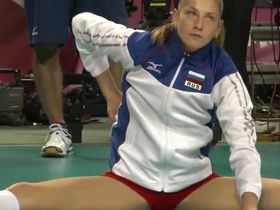 Сексуальные русские спортсменки разминаются перед зрителями и садятся на шпагат