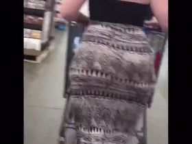 Пацан преследует в магазине коротко стриженую милфу и снимает её круглую попу