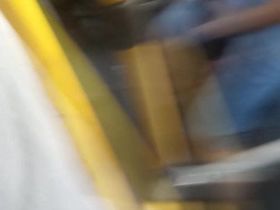 Тёлка в джинсах в автобусе держится крепкой жопой за поручень