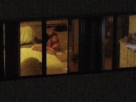 Преподаватель с помощью дрона снимает через окно голую студентку