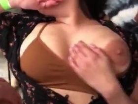 Баба с большими сисяндрами трахется с братом мужа на боку и в классической позе