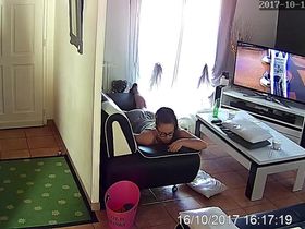 Мастурбация девушки с хвостиком на диване перед скрытой камерой