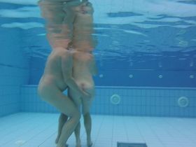 Толстый начальник в бассейне лапает под водой симпатичную жену подчинённого