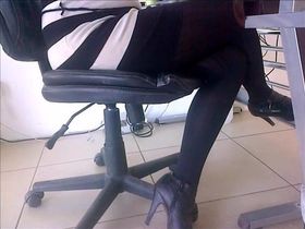 Парень рассматривает в офисе фигуристую начальницу и снимает её ножки и дойки