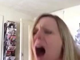 Замужняя женщина в офисе трахается с мужиком на стуле раком