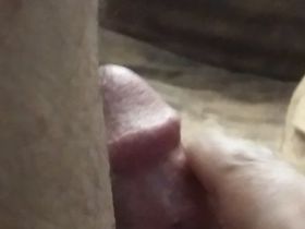 Дрочка мужика в хостеле рядом с молоденькой девушкой