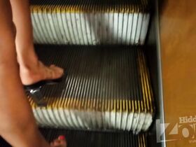 Подсмотр за попкой телки в трусиках