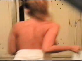 Обнаженные телки переодеваются в раздевалке