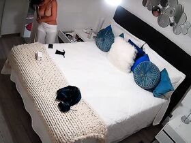 Красотка ходит голышом по спальне