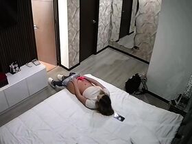 Мастурбация девушки вибратором на камеру