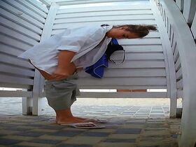 Девушка в купальнике уходит с пляжа