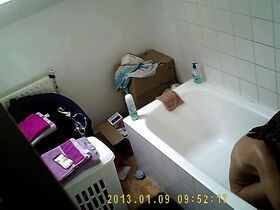 Голая телка в ванной с подругой