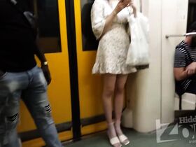 Подсмотр под платье телки в метро